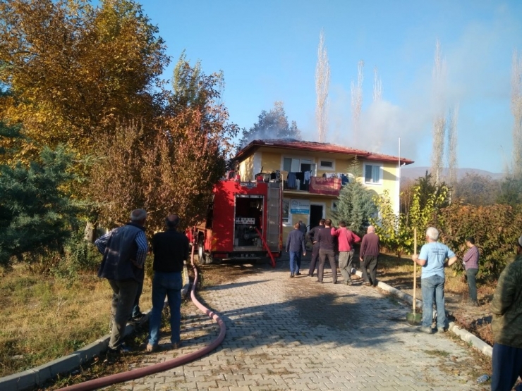 Lojmanın Çatısı Alevlere Teslim Oldu