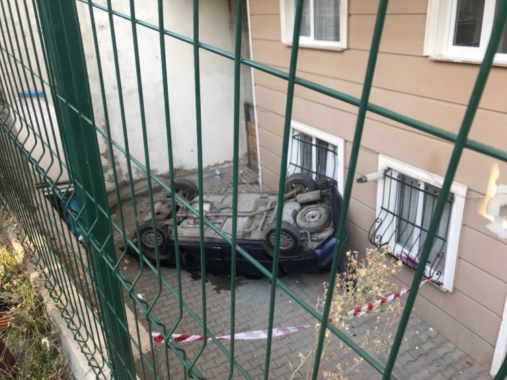 Otomobil 6 Metre Yükseklikten Binanın Bahçesine Düştü