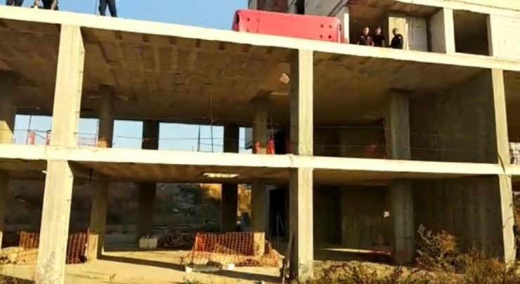 Parasızlıktan İntihara Kalkıştı, Para Saçtı