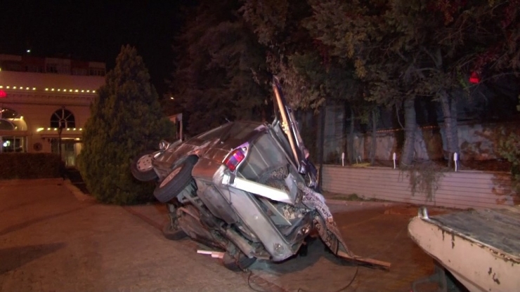 Avcılar’da Otomobilin Restoranın Bahçesine Girme Anı Kamerada