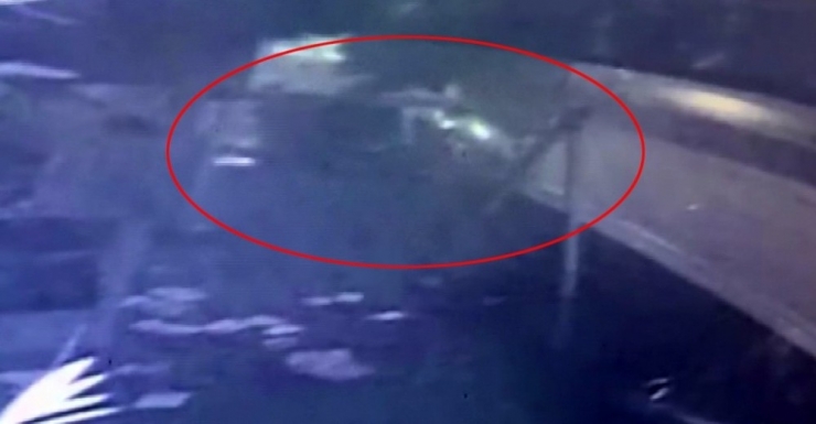 Avcılar’da Otomobilin Restoranın Bahçesine Girme Anı Kamerada