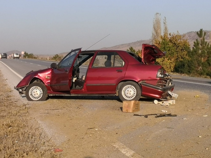 Bariyerlere Çarpan Otomobil Hurdaya Döndü