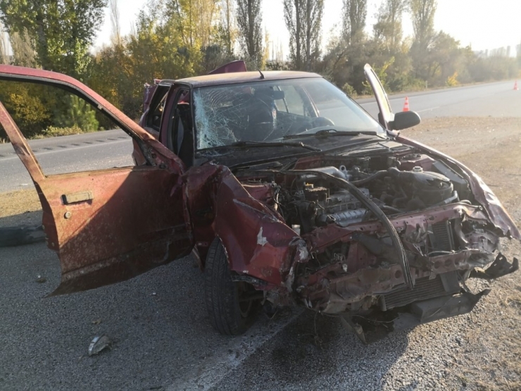 Bariyerlere Çarpan Otomobil Hurdaya Döndü