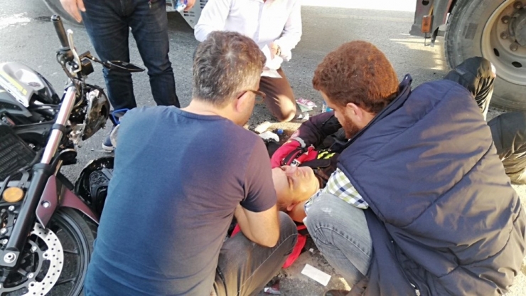 (Özel Yasak Yerden Dönüş Yapan Tıra Motosiklet Çarptı: 1 Yaralı