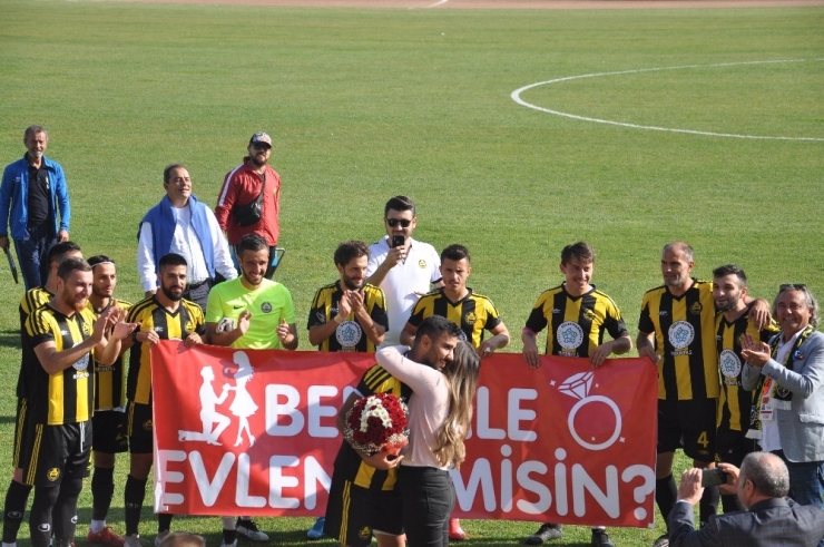 Maçta Sürpriz Evlenme Teklifi