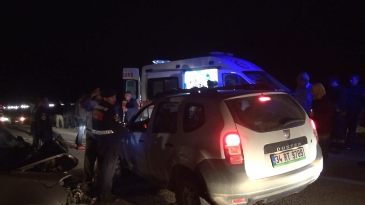 Yolcu Minibüsü İle Otomobilin Kafa Kafaya Çarpıştığı Kazada Baba Ve Oğul Hayatını Kaybetti