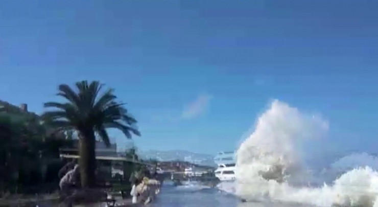 Büyükada’da Kıyıya Vuran Dalgalar Nedeniyle Vatandaşlar Ölümden Döndü