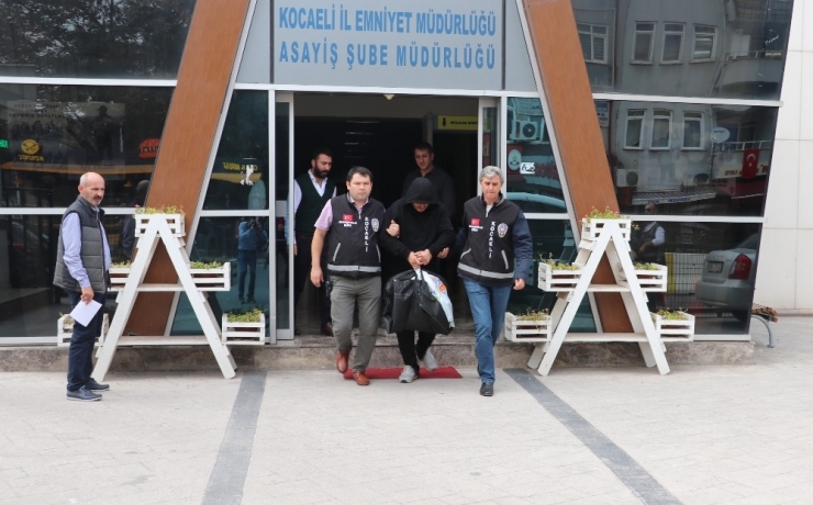 Sokaktan Gelen Seslere Sinirlenince Katil Oldu