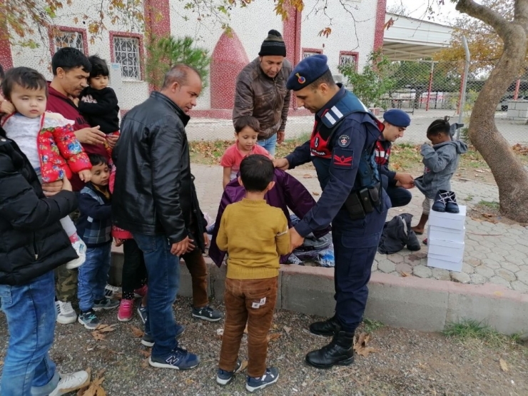 Ayvalık’ta Afganistan Uyruklu 85 Düzensiz Göçmen Ve 2 Organizatör Zanlısı Yakalandı