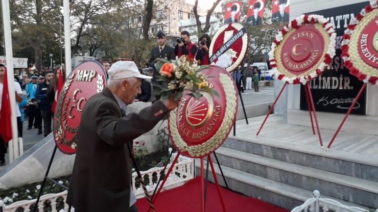 Her Törende Ata’sına Koşuyor, Yetiştirdiği Çiçekleri Sunuyor