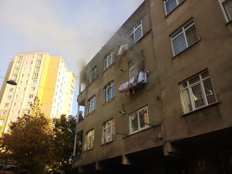 Esenler’de Yangında Mahsur Kalan Kadın İtfaiye Ekipleri Tarafından Kurtarıldı