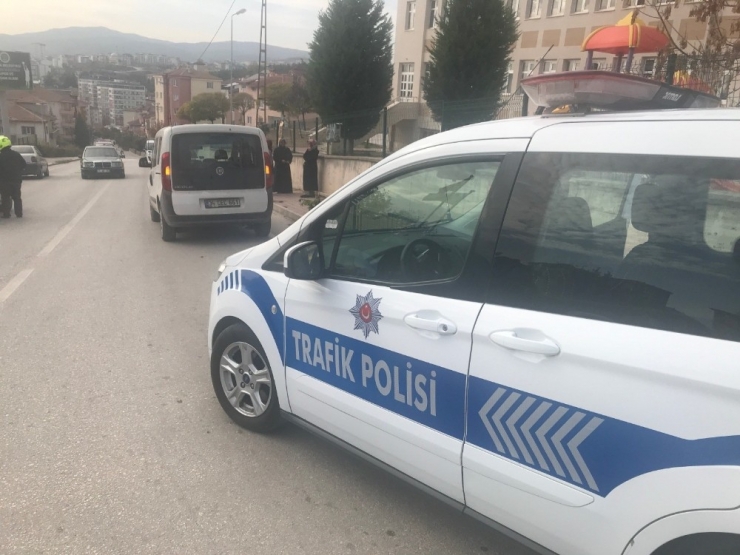 Geri Geri Manevra Yapan Otomobil Yaya Çarptı