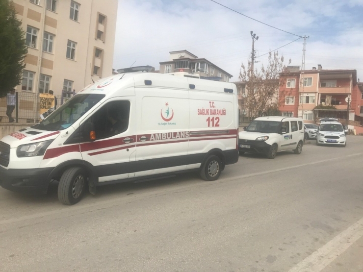 Geri Geri Manevra Yapan Otomobil Yaya Çarptı