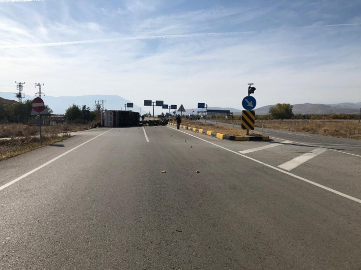 Isparta’da Ayva Yüklü Kamyon Devrildi: 1’i Ağır, 5 Yaralı