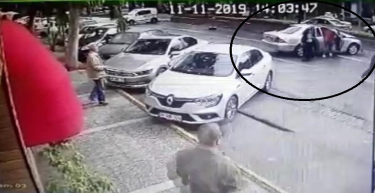 Para Çantası Yerine Malzeme Çantasını Çaldılar, Kazaya Karışınca Böyle Kaçtılar
