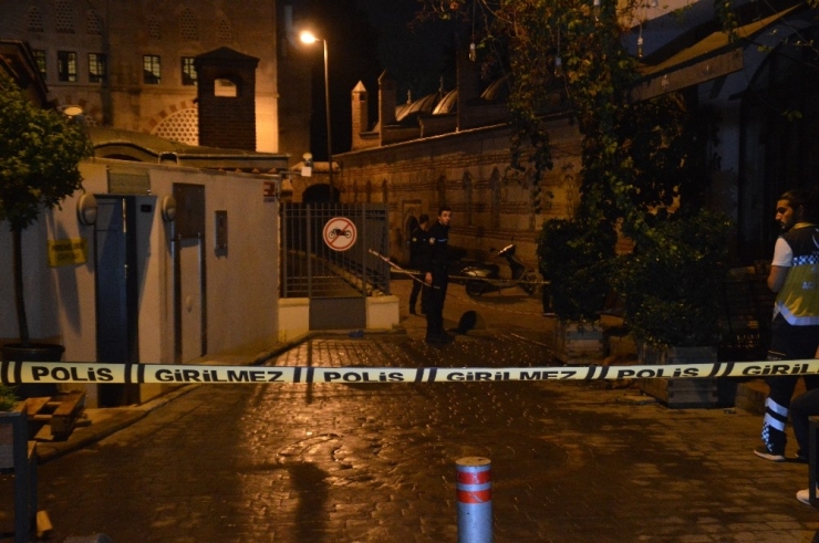 Karaköy’de Cami Yanında Şüpheli Erkek Cesedi