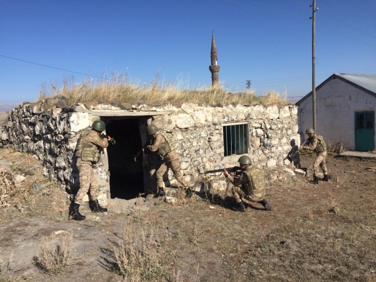 Kars’ta 354 Jandarmanın Katılımıyla Uygulama Yapıldı