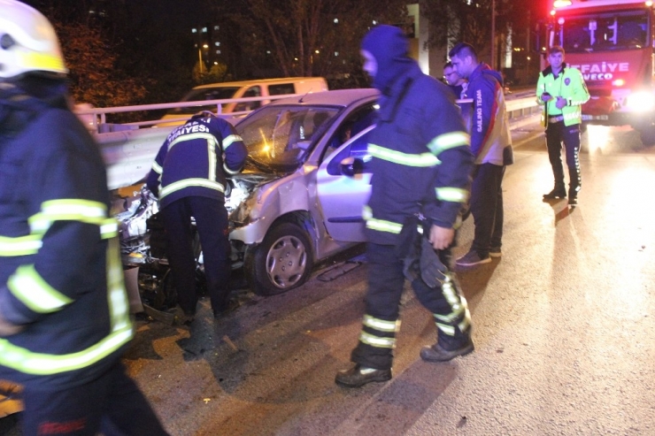 Kocaeli’de Otomobil Kamyonete Çarptı: 2 Yaralı