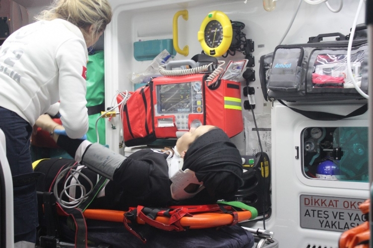 Kocaeli’de Otomobil Kamyonete Çarptı: 2 Yaralı