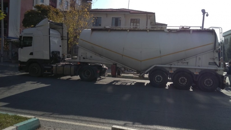 Konya’da Yabancı Plakalı Tırda 3 Kilo Esrar Yakalandı