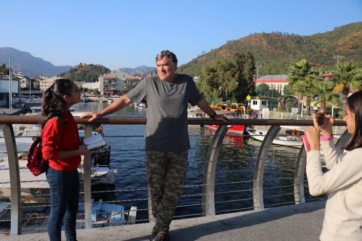 Marmaris’in Küçük Rehberlerine Sokakta Ünlü Oyuncu Sürprizi