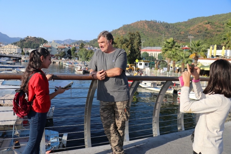 Marmaris’in Küçük Rehberlerine Sokakta Ünlü Oyuncu Sürprizi