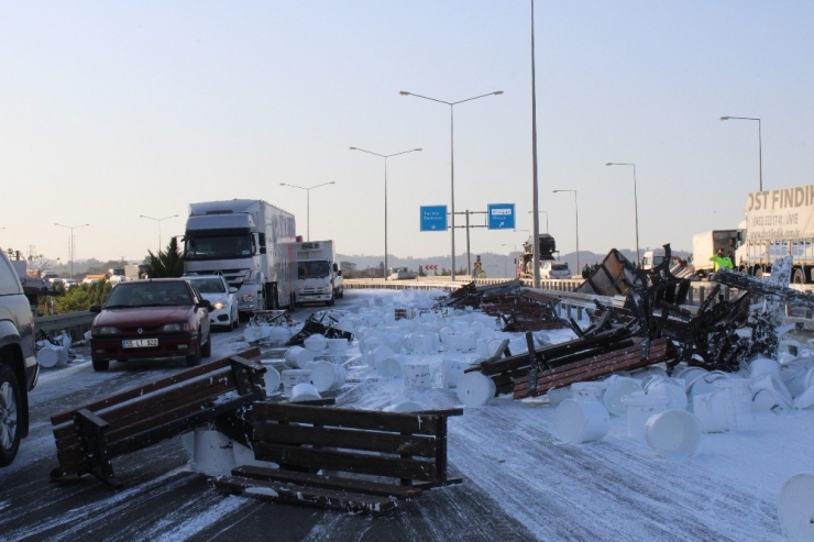 Karadeniz Sahil Yolunda Boya Yüklü Tır Devrildi