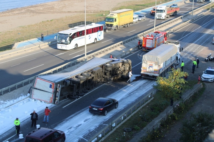 Karadeniz Sahil Yolunda Boya Yüklü Tır Devrildi