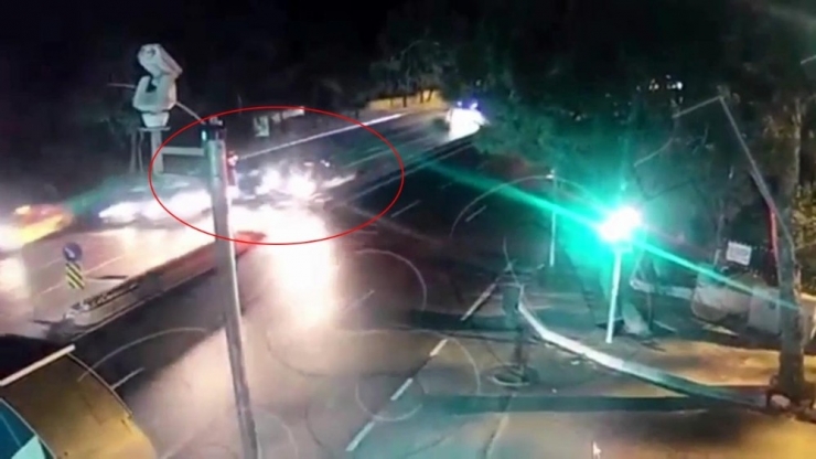 Sarıyer’de Yürekleri Ağza Getiren Kaza Kamerada