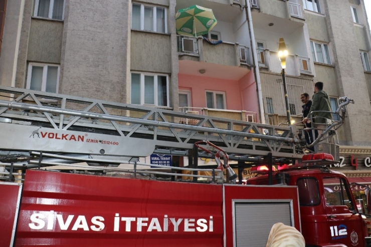 Evinde Uyuyakalan Genç Ekipleri Alarma Geçirdi