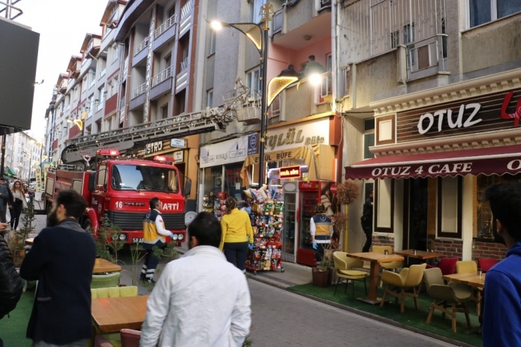 Evinde Uyuyakalan Genç Ekipleri Alarma Geçirdi