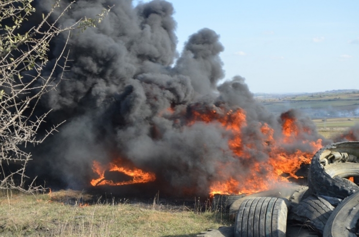 Yüzlerce Lastiği Ateşe Verdiler