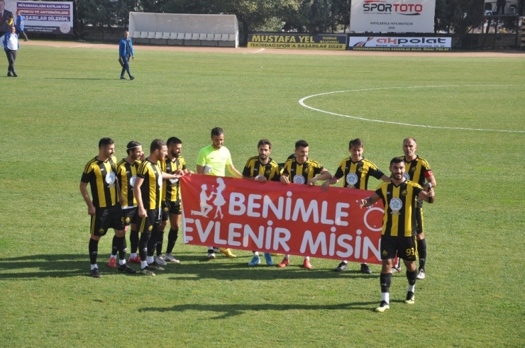 Maçta Sürpriz Evlenme Teklifi