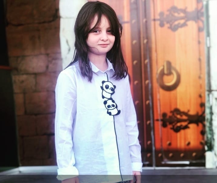 Kendisi Küçük, Acısı Büyük