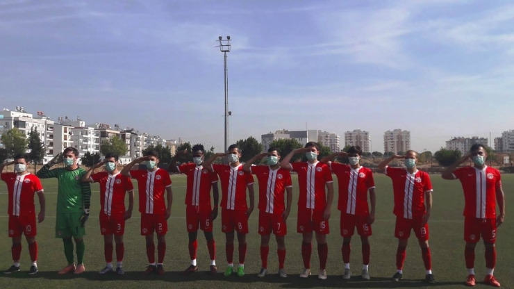 Asker Selamıyla Ata’yı Anıp, Taktıkları Maskelerle Lösemiye Dikkat Çektiler