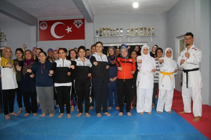 Gündüz Ev Hanımı Gece Karateci