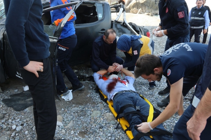 Kontrolden Çıkan Kamyonet Denize Uçtu: 1 Yaralı