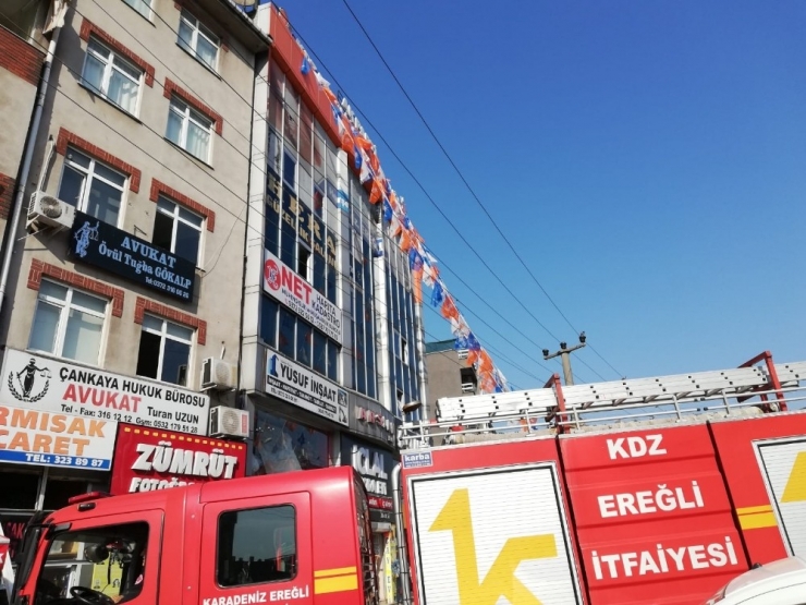 Ak Parti Kdz. Ereğli İlçe Binasında Yangın Paniği Yaşandı