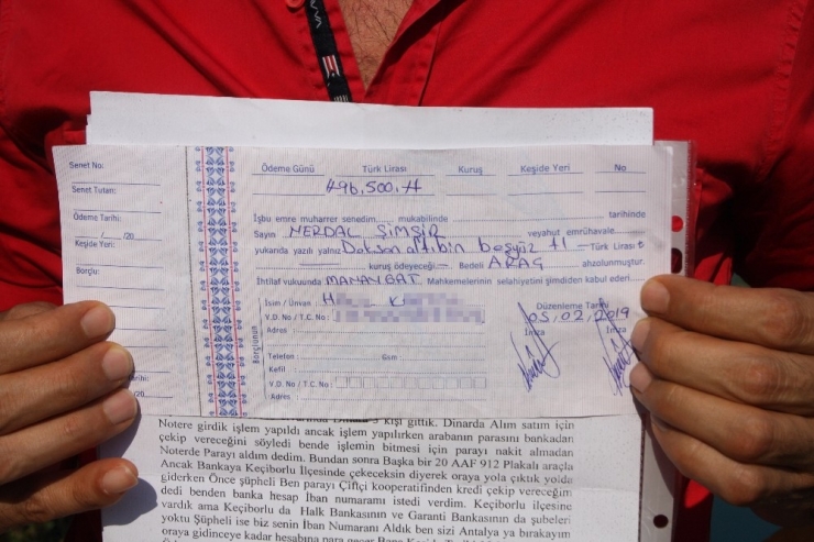 Otomobilini Kendi Elleriyle Götürüp Dolandırıcılara Teslim Etti, Hem Aracından Hem Eşinden Oldu