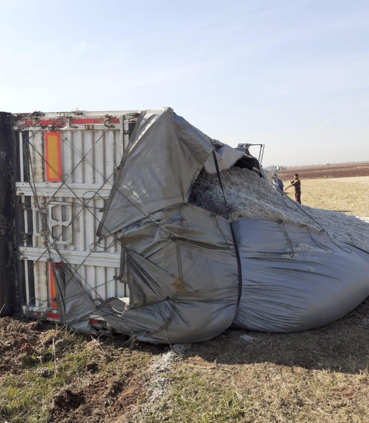 Diyarbakır’da Pamuk Yüklü Kamyon Devrildi: 1 Yaralı