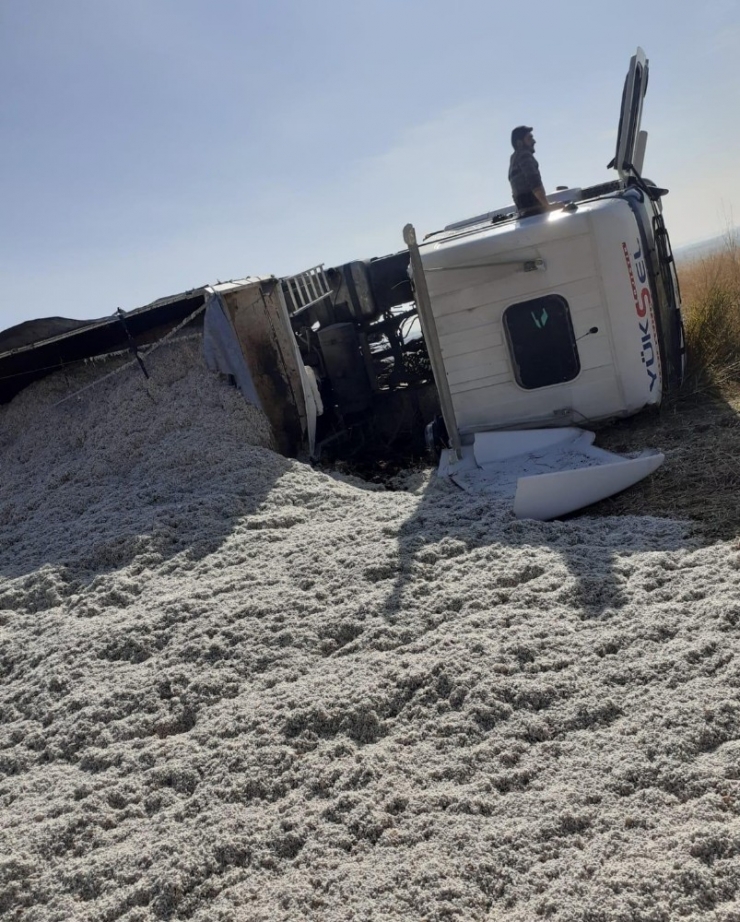 Diyarbakır’da Pamuk Yüklü Kamyon Devrildi: 1 Yaralı