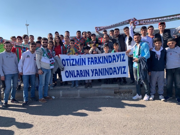 Diyarbakırspor’un Taraftar Grubu Otizmli Çocukları Statta Ağırladı