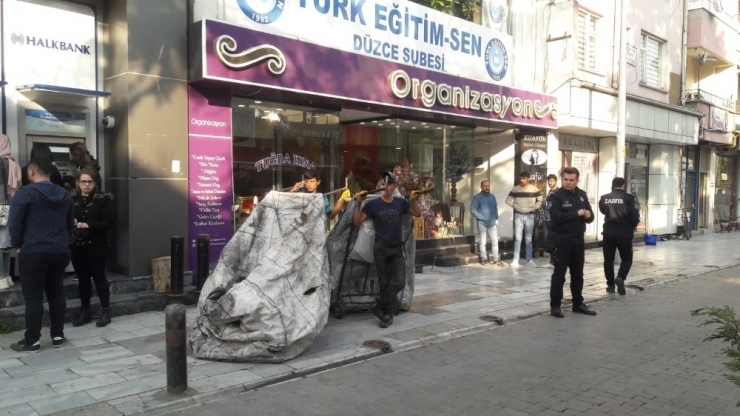 Zabıta Ekiplerine Sopa Ve Kesici Aletle Engel Olmaya Kalktılar