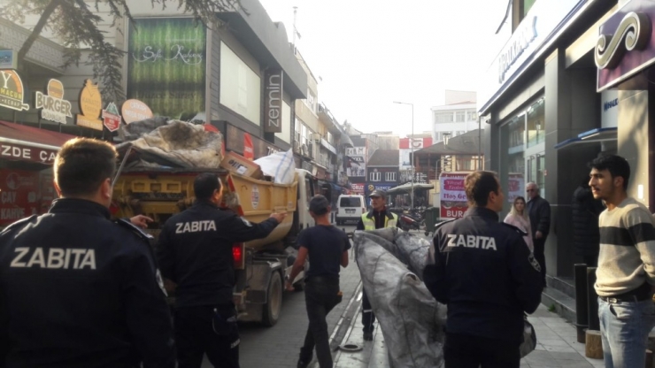 Zabıta Ekiplerine Sopa Ve Kesici Aletle Engel Olmaya Kalktılar