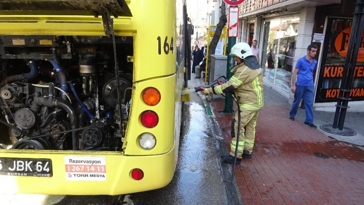 Kahraman Şoför, İçinde Yolcularla Birlikte Yanan Otobüsünü Böyle Söndürdü