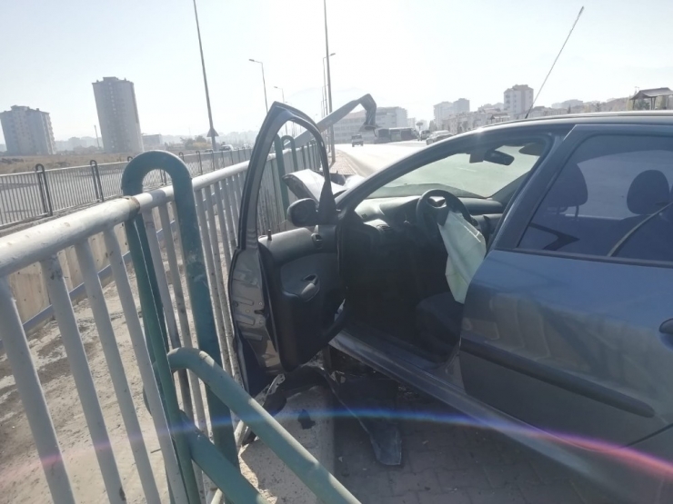 Kontrolünü Kaybeden Sürücünün Kullandığı Araç Kanala Uçmaktan Son Anda Kurtuldu