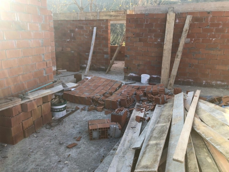 Duvarın Altında Kalan Küçük Çocuk Hayatını Kaybetti