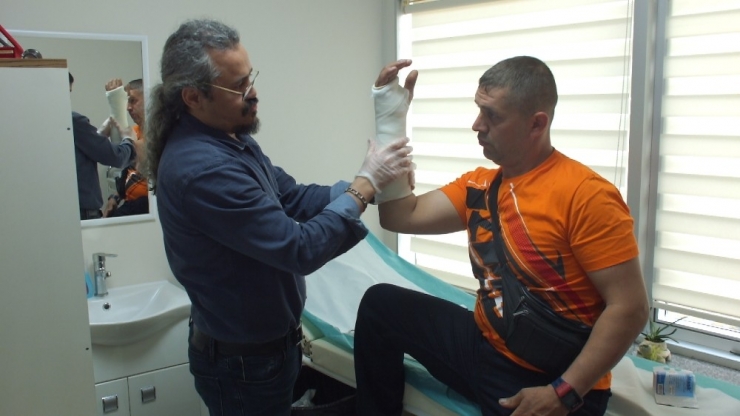 Kırık Koluyla Yarışa Devam Edip Türkiye Üçüncüsü Oldu