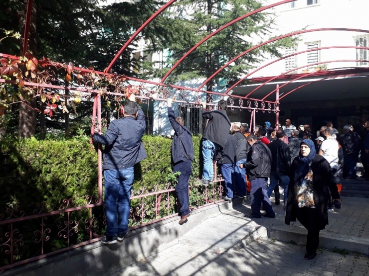 Cesedi Görmek İçin Demirlere Tırmandılar