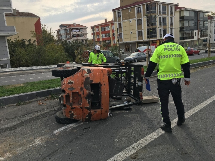 Devrilen Forkliftin Operatörü Yaralandı